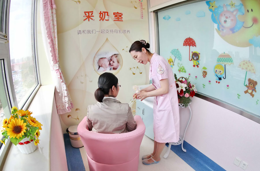 A nurse instructs a mother in the process of breast milk donation at the Maternity and Child Care Center in Qinhuangdao, Hebei province, last year. The milk is provided to premature and critically ill infants whose mothers cannot produce enough milk. [Photo by CAO JIANXIONG/FOR CHINA DAILY]