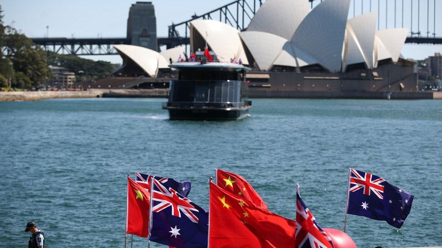 The Chinese and Australian national flags in Sydney, Australia. [Photo/Xinhua]