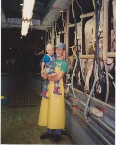 https://edairynews.com/en/wp-content/uploads/2023/07/Texas-dairy-farm-brings-nostalgia-to-East-Texas-by-reintroducing-glass-bottle-milk5.webp